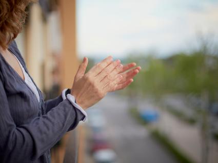 Notärzt*innen und Pflegepersonal in der Pandemie, Geld statt Klatsche(n)