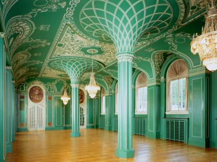 Die Plenumssitzung beim 84. Bayerischen Ärztinnen- und Ärztetag in Bad Kissingen fand im Regentenbau des Staatsbadsstatt – mit Ausblick auf den Grünen Saal. Die Plenumssitzung beim 84. Bayerischen Ärztinnen- und Ärztetag in Bad Kissingen fand im Regentenbau des Staatsbadsstatt – mit Ausblick auf den Grünen Saal.
