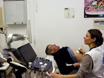 Die Ärztin Nadja Spitznagel beim Ultraschall eines Patienten