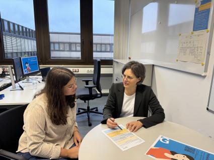 Petra Schweiger (rechts) im Gespräch. Foto Lena Choi, Landeshauptstadt München, Gesundheitsreferat