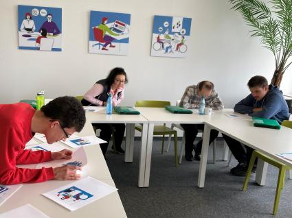 Die Prüfer*innen im Büro "textsicher" bei der Arbeit